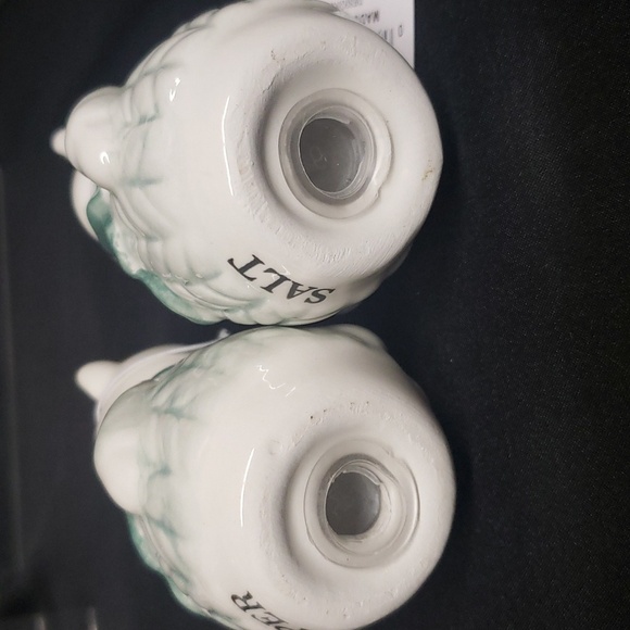 Youngs NWT Ceramic Polar Bear with Sweater and Scarf Salt and Pepper Shakers - Picture 3 of 4